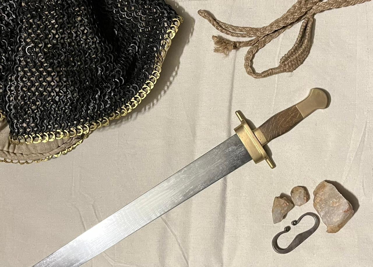 السيف العربي سيف مستقيم، السيف المنحنى لا يمثل العرب!!